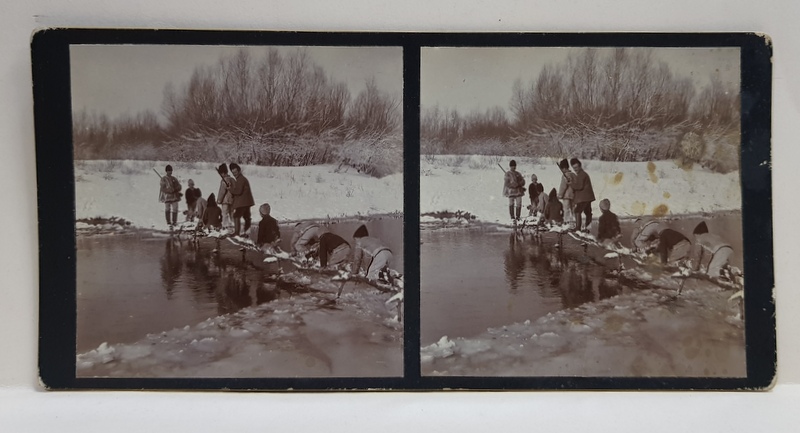 COPII TRECAND RAUL INGHETAT PE UN BUSTEAN , FOTOGRAFIE STEREOSCOPICA , MONOCROMA, PE SUPORT DE CARTON , SFARSITUL SECOLULUI XIX