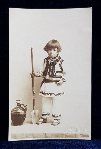 COPIL IN COSTUM POPULAR , CU LOPATA SI ULCIOR , FOTOGRAFIE TIP CARTE POSTALA , NECIRCULATA , 1929