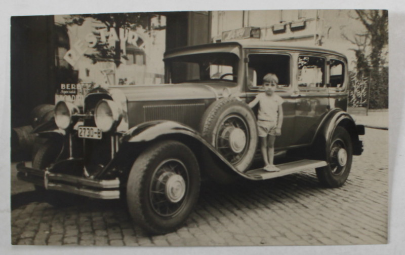 COPIL URCAT PE UN AUTOMOBIL DE EPOCA , BUCURESTI , FOTOGRAFIE TIP CARTE POSTALA  , INTERBELICA