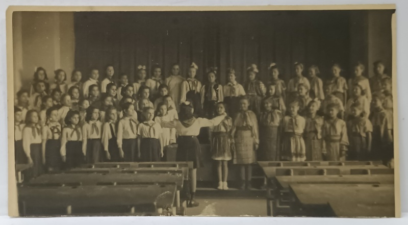 CORUL ELEVELOR DIN CLASA A IV -A , SCOALA DIN BUCURESTI , FOTOGRAFIE ,  ANII ' 50