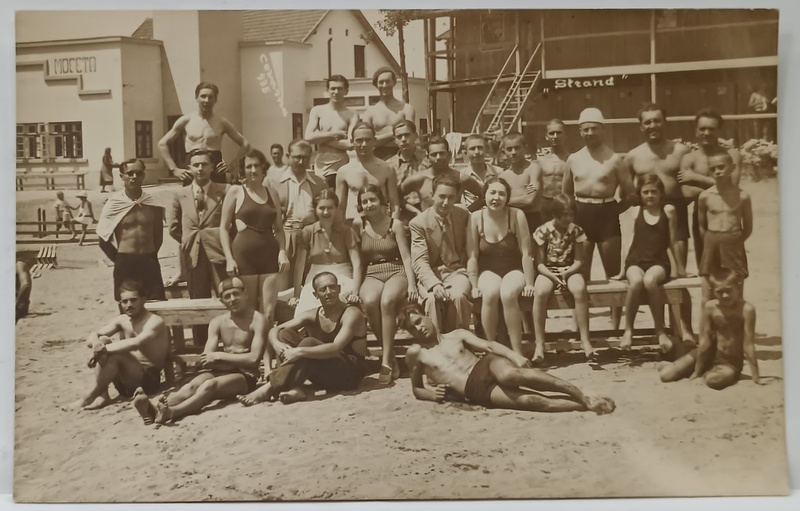 COVASNA , GRUP DE TURISTI LA STRAND , FOTOGRAFIE FORMAT CARTE POSTALA , 1935