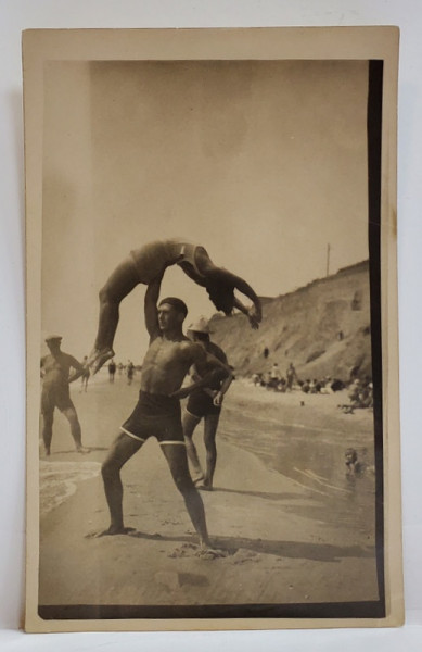 CUPLU FACAND ACROBATII LA MALUL MARII , FOTOGRAFIE FORMAT CARTE POSTALA , INTERBELICA