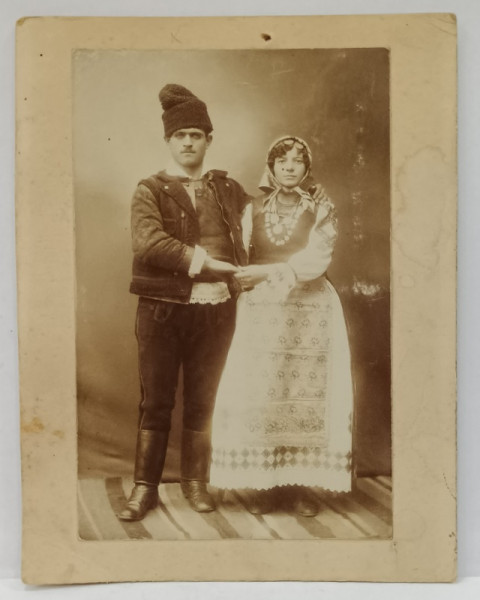 CUPLU IN COSTUME POPULARE DIN ARDEAL , FOTOGRAFIE IN INTERIOR , CCA. 1900
