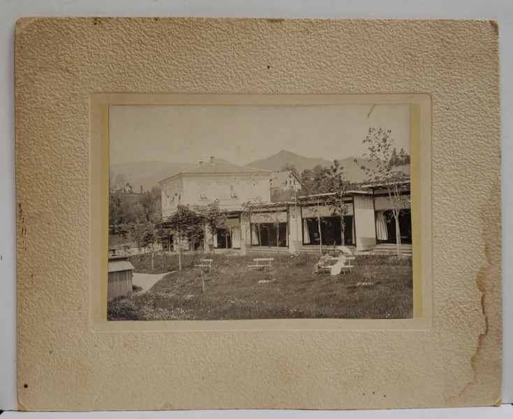 CUPLU IN GRADINA UNEI VILE , FOTOGRAFIE , 1902