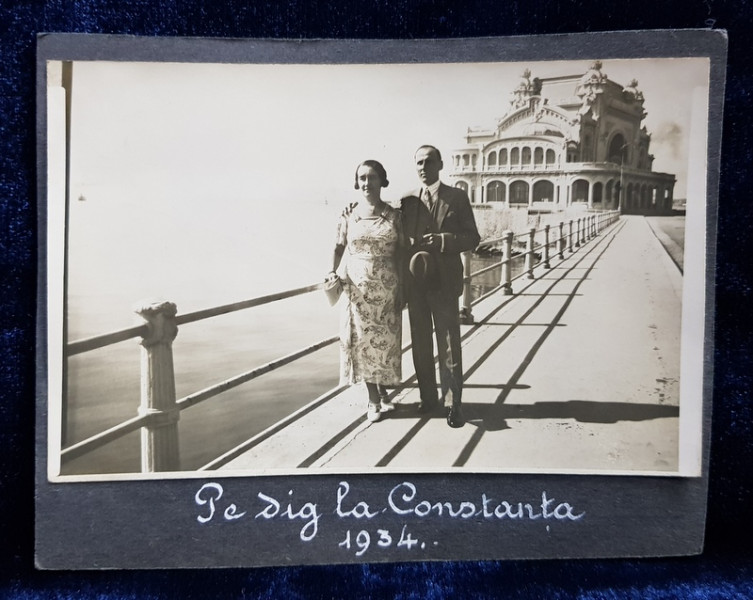 CUPLU PE DIG LA CONSTANTA , IN APROPIEREA  CAZINOULUI , FOTOGRAFIE MONOCROMA , PE HARTIE LUCIOASA , PRINS PE CARTON , DATATA 1934