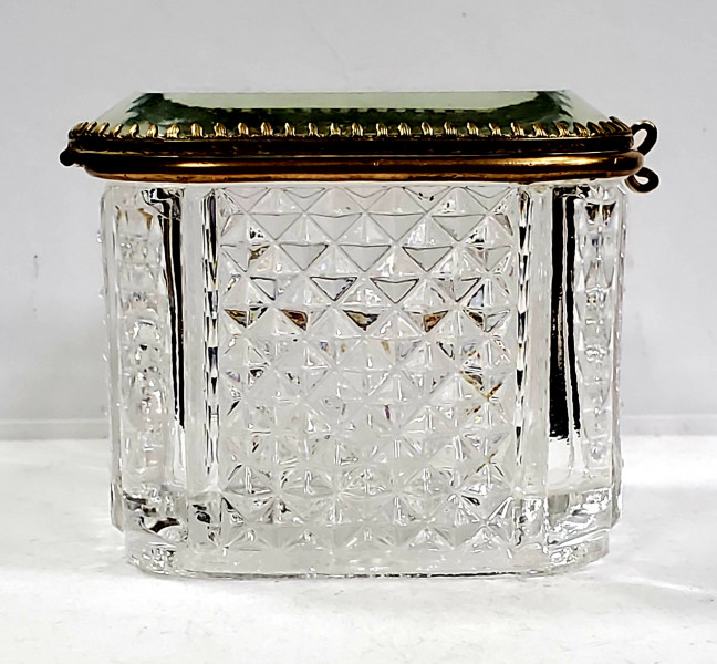 Cutie din cristal cu capac, Semnata in tipar "Bacarat", Secol XX