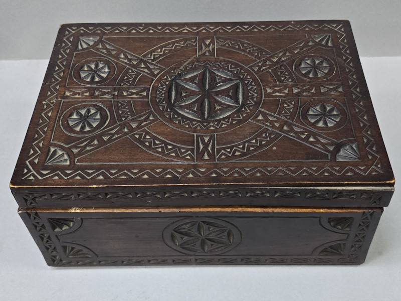 Cutie din lemn sculptata, stil neoromanesc, Anii 20