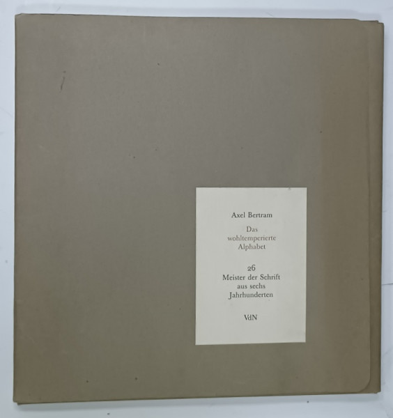 DAS WOHLTEMPERIERTE ALPHABET - 26 MEISTER  DER SCHRIFFT AUS SECHS JAHRHUNDERT  ( AFABETUL BINE TEMPERAT - MAESTRII AI SCRISULUI CALIGRAFIC ) von AXEL BERTRAM  , TEXT IN LIMBA GERMANA , 1989