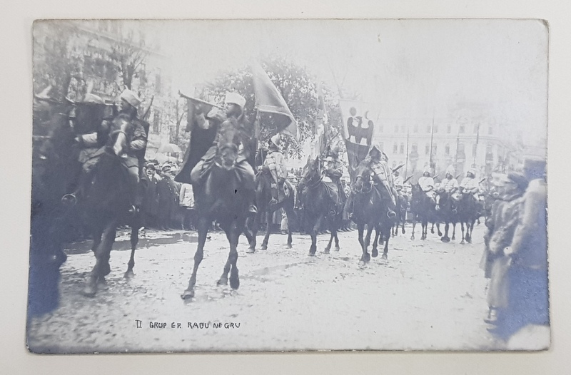 DEFILARE , CALARETI CU COSTUME DIN PERIOADA LUI RADU - NEGRU , FOTOGRAFIE TIP CARTE POSTALA , INTERBELICA