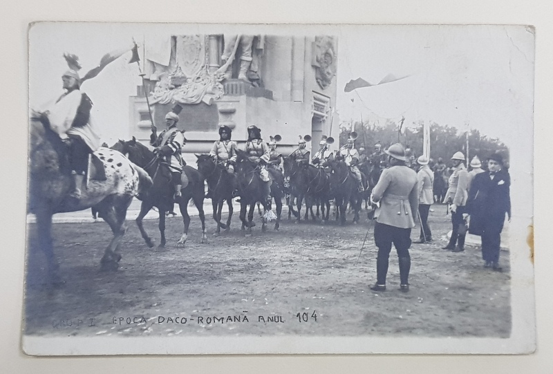 DEFILARE PE SUB ARCUL DE TRIUMF , CALARETI COSTUMATI CU VESMINTE ROMANE , FOTOGRAFIE TIP CARTE POSTALA , INTERBELICA