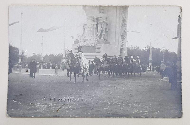 DEFILARE PE SUB ARCUL DE TRIUMF , CALARETI COSTUMATI ' MIHAI VITEAZUL SI SUITA SA  ' , FOTOGRAFIE TIP CARTE POSTALA , INTERBELICA