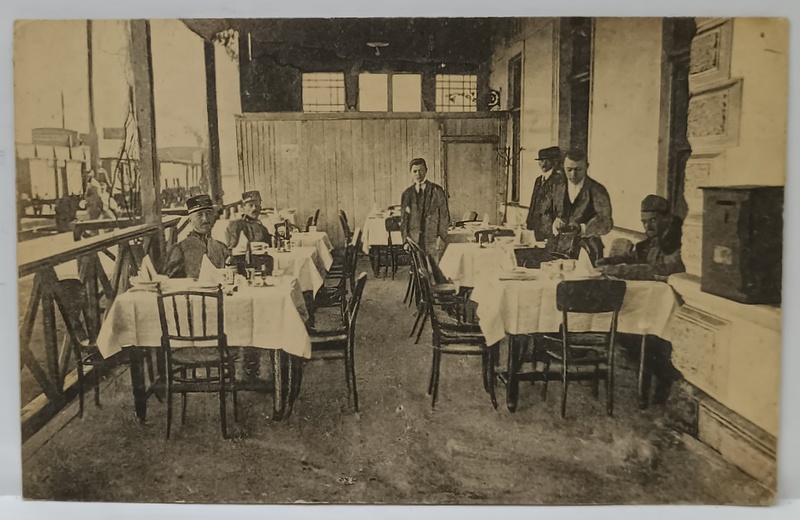DEJ ( DES ) , OFITERI SI CIVILI LA MASA PE TERASA  RESTAURANTULUI GARII  , CARTE POSTALA , INCEPUTUL SEC. XX
