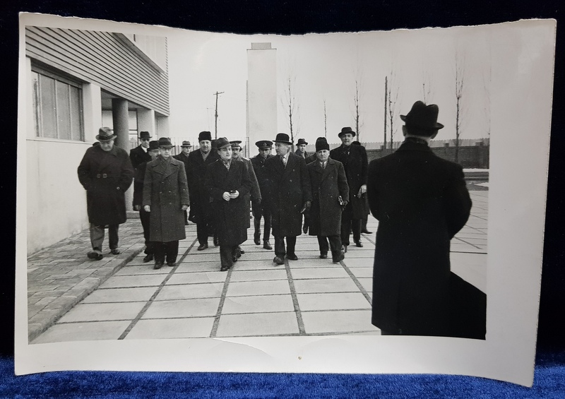 DELEGATIA CONGRESISTILOR A.G.I.R. , LA INTRARE IN UZINELE MALAXA , FOTOGRAFIE MONOCROMA , DATATA 1940