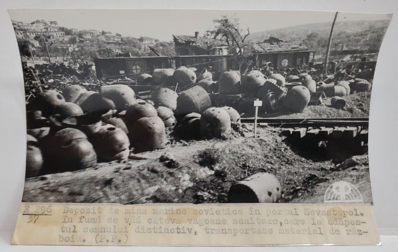 DEPOZIT DE MINE MARINE SOVIETICE IN PORTUL SEVASTOPOL , TRANSPORTATE CU VAGOANE CU SEMNUL CRUCII ROSII , FOTOGRAFIE DE PRESA , 16 IULIE 1942