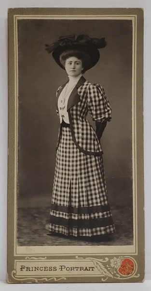 DOAMNA CU COSTUM IN PATRATELE , FOTOGRAFIE CABINET , 1908