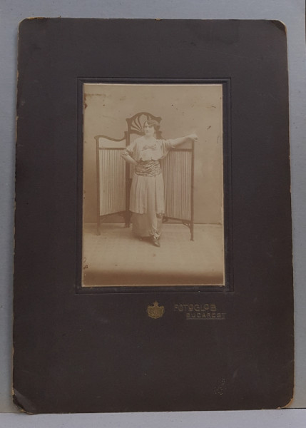 DOAMNA POZAND IN FATA UNUI PARAVAN ART NOUVEAU , FOTOGRAFIE TIP CABINET , STUDIO FOTOGLOB BUCURESTI , PAPSPARTU DIN CARTON , DATATA 1911