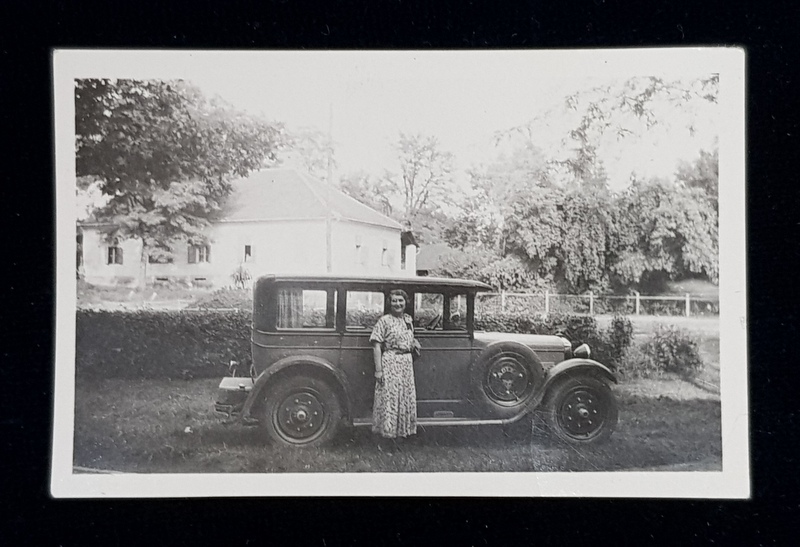 DOAMNA POZAND LANGA UN AUTOMOBIL DE EPOCA , IN GRADINA UNEI CASE , FOTOGRAFIE MONOCROMA, PE HARTIE LUCIOASA , FORMAT MIC , DATATA 1929