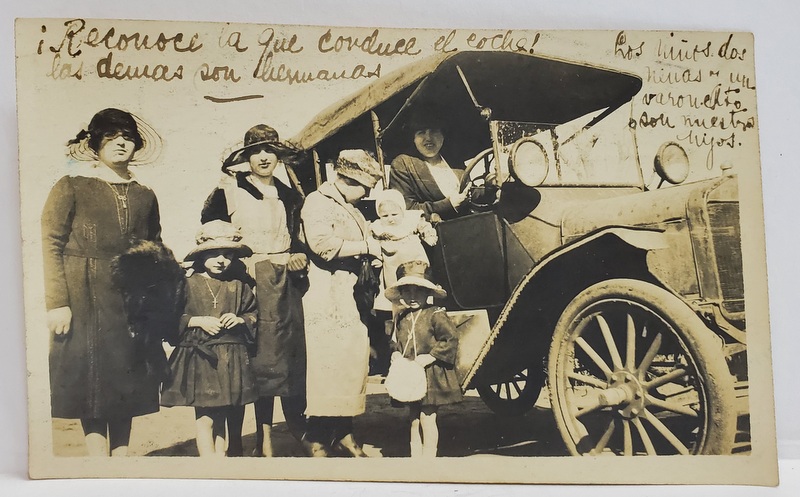 DOAMNE CU COPII LANGA UN AUTOMOBIL DE EPOCA , FOTOGRAFIE , CCA. 1900