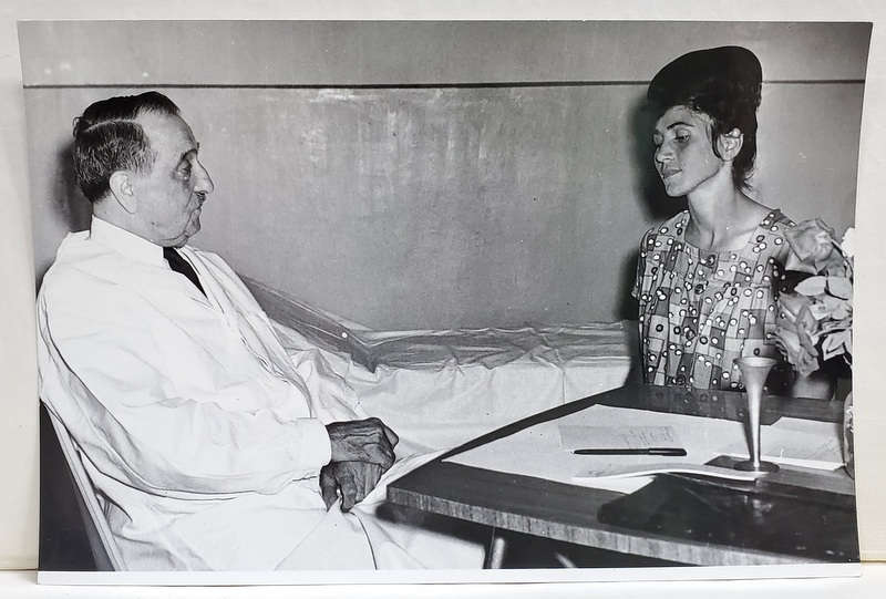 DOCTOR CU PACIENTA , CABINET MEDICAL IN COMUNA AXINTELE  , FOTOGRAFIE PENTRU REVISTA '  SANATATEA ' , 27 MAI 1968