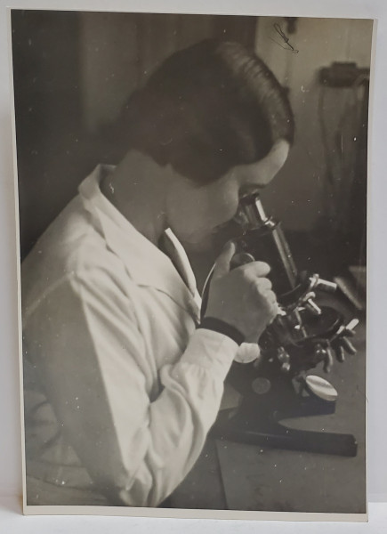 DOCTORITA PRIVIND LA  MICROSCOP , LABORATORUL SPITALULUI FILANTROPIA , FOTOGRAFIE ,  APRILIE 1935