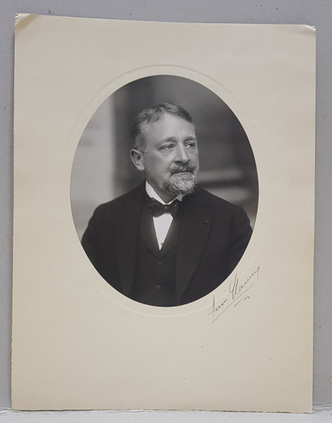 DOCTORUL CONSTANTIN DANIEL LA PARIS , FOTOGRAFIE STUDIO HENRI MANUEL , MONOCROMA, CU PASPARTU DE CARTON , DATATA OCT. 1925