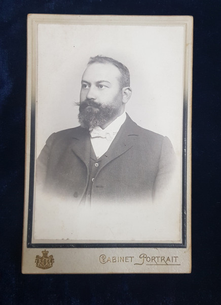 DOCTORUL TITUS DEMETRESCU , PORTRET IN STUDIO , FOTOGRAFIE TIP CABINET , LIPITA PE CARTON , DATATA  1903