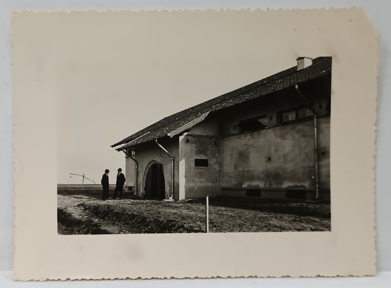 DOI BARBATI IN COSTUM LANGA O CLADIRE DEPOZIT , FOTOGRAFIE , PERIOADA INTERBELICA