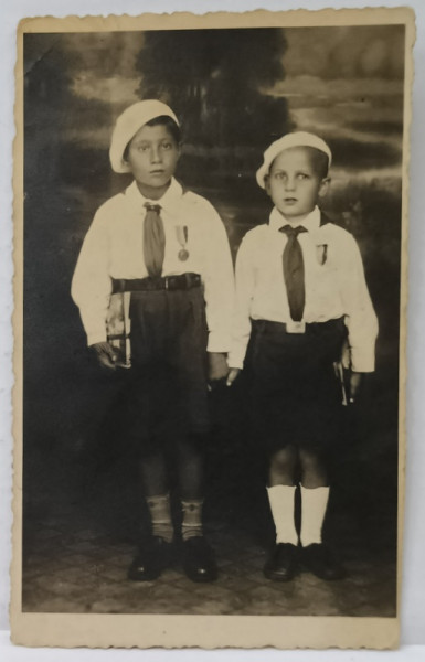 DOI COPII IN UNIFORMA DE STRAJERI , FOTOGRAFIE FORMAT CARTE POSTALA , INTERBELICA