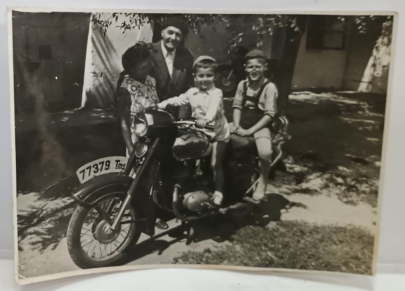 DOI COPII PE O MOTOCICLETA ' SIMSON '  , CU NUMARUL . 77379 Tms , IN CURTEA CASEI , FOTOGRAFIE , ANII ' 50 - ' 60