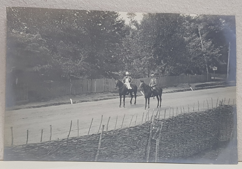 DOI DOMNI CALARE PE ULITA SATULUI , IZBICENI , FOTOGRAFIE MONOCROMA, DATATA PE VERSO 1912