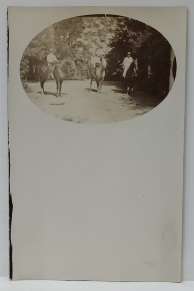 DOI DOMNI SI O FETITA , CALARE PE CAI, FOTOGRAFIE IN MEDALION , PE CARTE POSTALA , CLASICA , SFARSITUL SEC. XIX