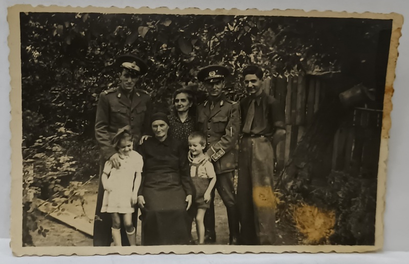 DOI MILITARI ROMANI IN UNIFORMA , FOTOGRAFIE DE GRUP IN GRADINA , CU  FAMILIA , FOTOGRAFIE DE MICI DIMENSIUNI , PERIOADA INTERBELICA