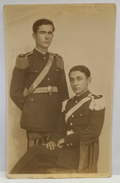 DOI OFITERI ROMANI , CU DIAGONALA SI EPOLETI , FOTOGRAFIE IN STUDIO , FORMAT CARTE POSTALA , 1931