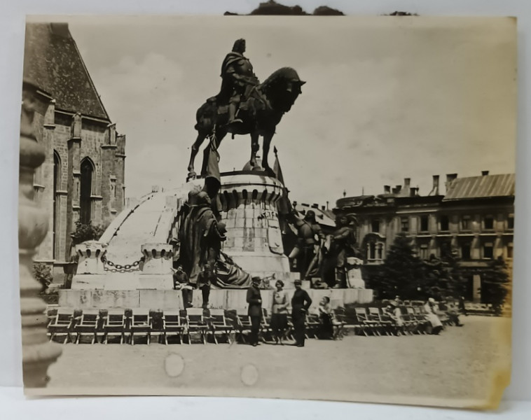 DOI OFITERI SI O DOAMNA POZAND IN FATA MONUMENTULUI LUI MATEI CORVIN DIN CLUJ , FOTOGRAFIE , IN DREAPTA O CASA CU ACOPERISUL ARS IN INCENDIU ,  PERIOADA INTERBELICA