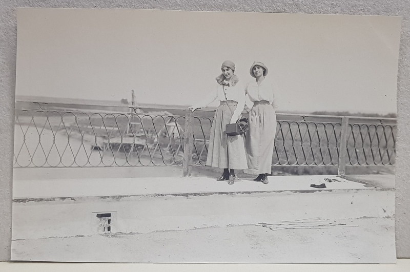 DOUA TINERE POZAND PE PODUL DE PESTE OLT , LA IZBICENI , FOTOGRAFIE MONOCROMA, DATATA PE VERSO 1915