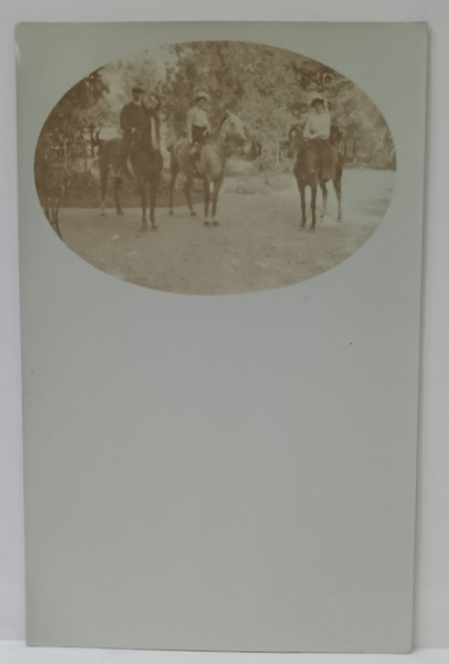 DOUA TINERE SI UN DOMN CALARE PE CAI , FOTOGRAFIE IN MEDALION PE CARTE POSTALA , CLASICA , SFARSITUL SEC .XIX