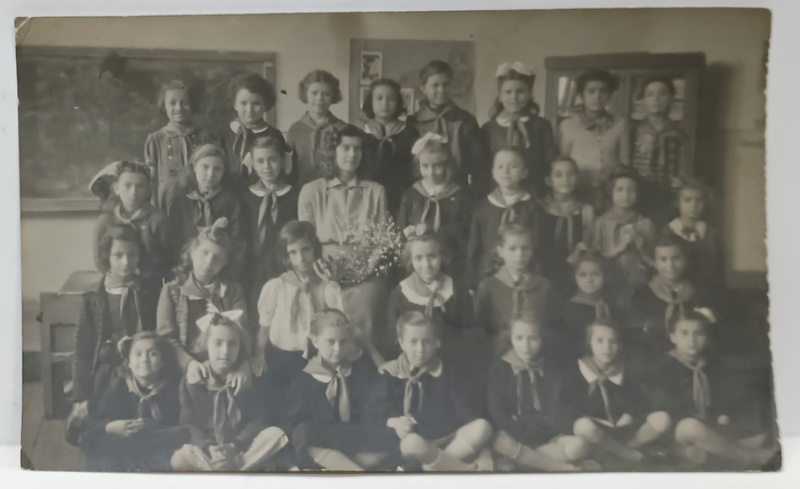 ELEVE CU INVATATOAREA , CLASA  A III -A , FOTOGRAFIE DE GRUP IN CLASA , INTERBELICA