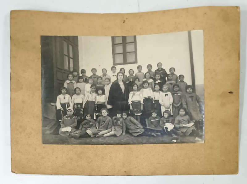ELEVE CU INVATATOAREA , POZA DE GRUP IN FATA SCOLII , PERIOADA INTERBELICA