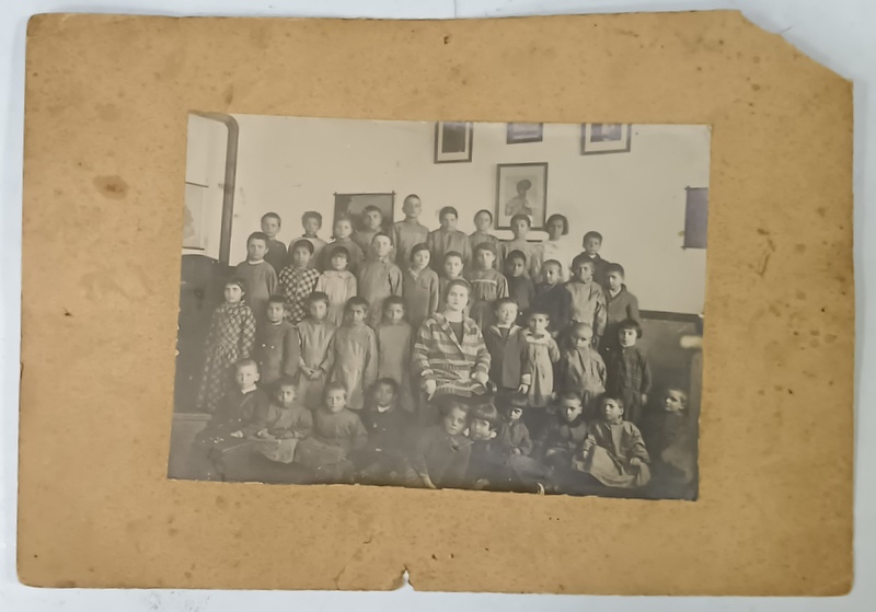 ELEVI CU INVATATOAREA IN CLASA , POZA DE GRUP , PERIOADA  INTERBELICA