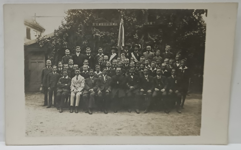 ELEVI  CU PROFESORI , FOTOGRAFIE DE GRUP IN EXTERIOR ( TRANSILVANIA ?) , INCEPUTUL SEC. XX