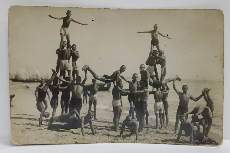 ELEVI DE LA SCOALA DE ARTE SI MESERII , FACAND GIMANSTICA LA MALUL MARII , FOTOGRAFIE TIP CARTE POSTALA , 1930