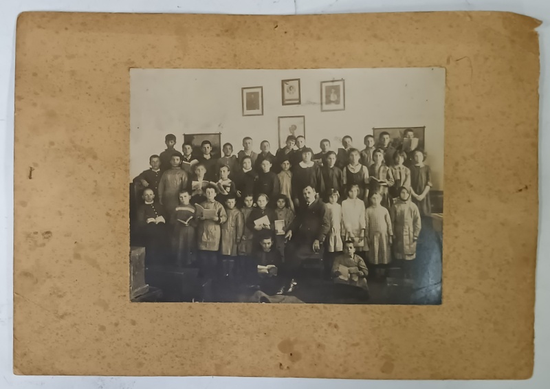 ELEVI DIN CURSUL SUPERIOR CU DIRIGINTELE LOR , POZA DE GRUP IN CLASA , PERIOADA INTERBELICA