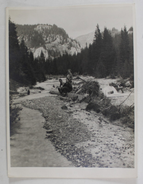 EXCURSIONISTI PE VALEA UNUI RAU DE MUNTE , FOTOGRAFIE , INTERBELICA