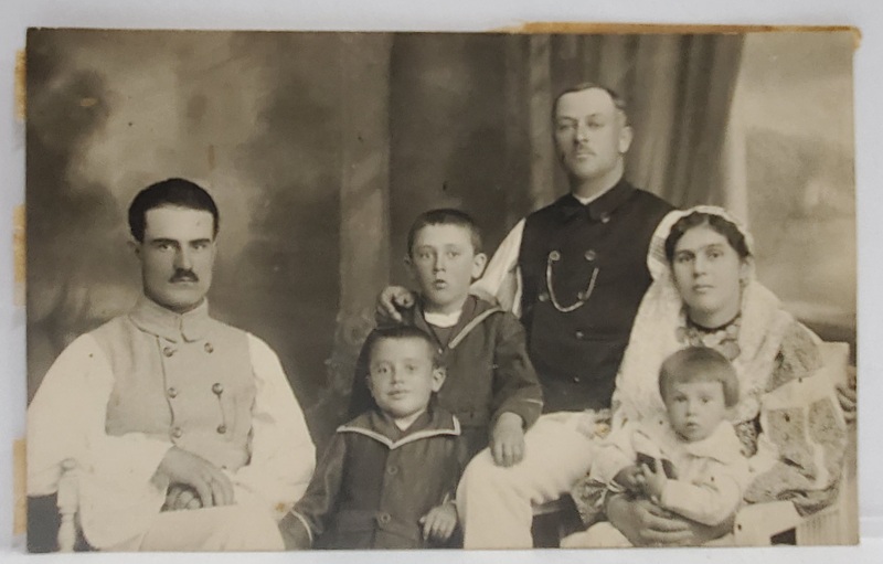 FAMILIE CU TREI COPII , FOTOGRAFIE DE GRUP , IN STUDIO , FORMAT CARTE POSTALA , INTERBELICA