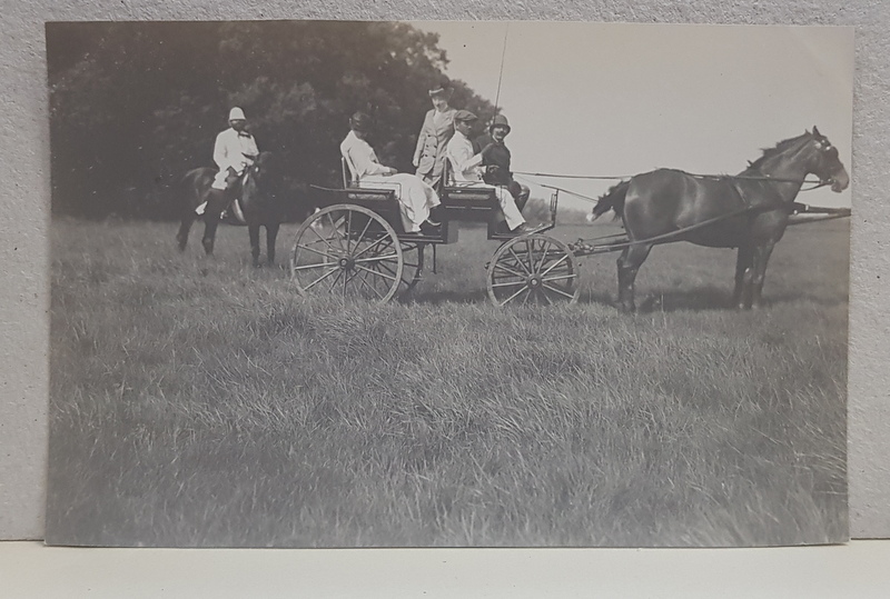 FAMILIE IN TRASURA SI DOMN CALARE , FOTOGRAFIE DE GRUP , LA CIOLPANI , MONOCROMA , DATATA PE VERSO 1915