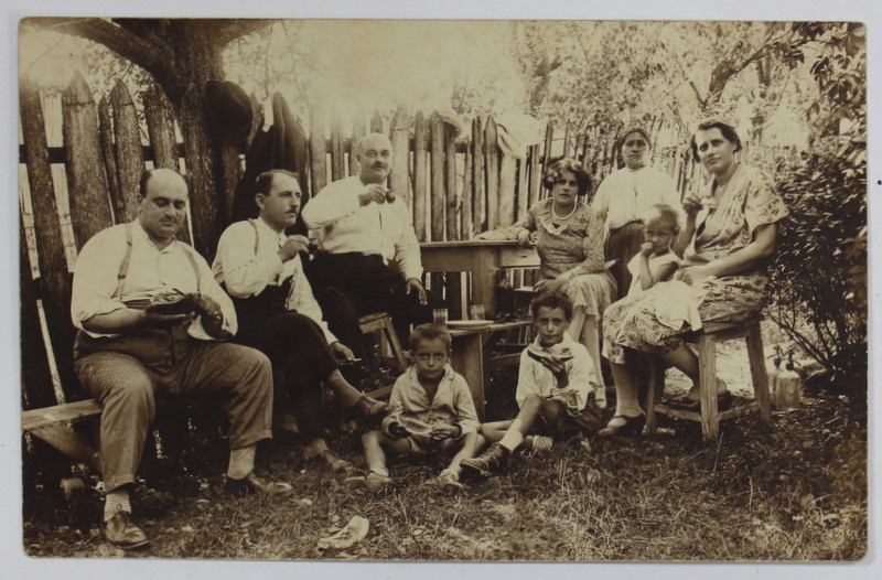 FAMILIE LA MASA IN GRADINA , CARTE POSTALA , INTERBELICA