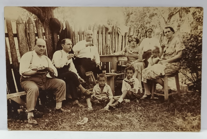 FAMILIE LA MASA IN GRADINA , FOTOGRAFIE DE GRUP , CARTE POSTALA , INTERBELICA