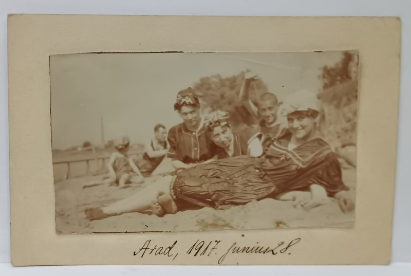 FAMILIE LA PLAJA PE MALUL MURESULUI , ARAD , FOTOGRAFIE , 1917