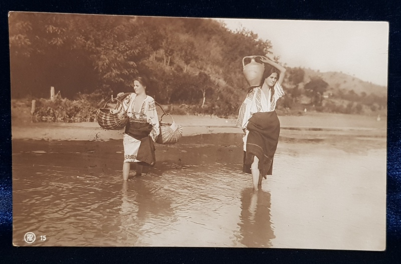 FEMEI IN PORT POPULAR , LA RAU , COLECTIA A . BELLU , CARTE POSTALA ILUSTRATA , 1924