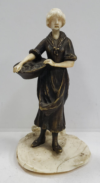 Femeie cu cos, Statuata din bronz si fildes, Franta, cca. 1900